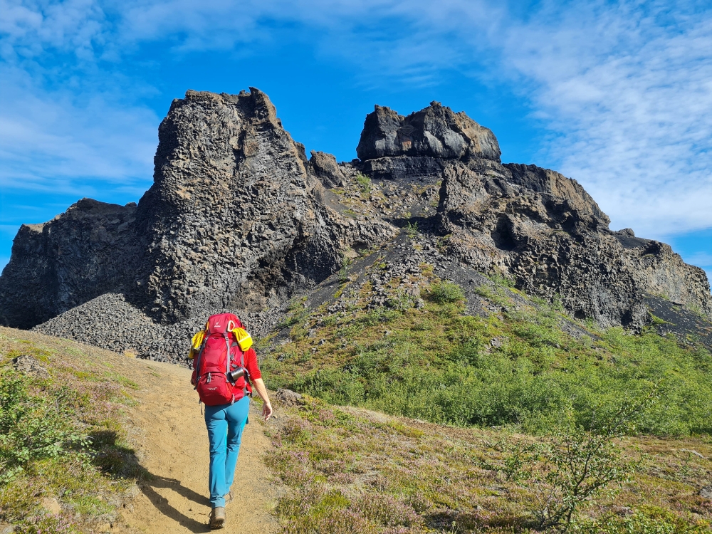 Weitere Schlotkerne auf dem Weg zwischen Hljóðaklettar und Rauðhólar - auf unserer Trekkingtour entlang der Jökulsárgljúfur (Nordisland)