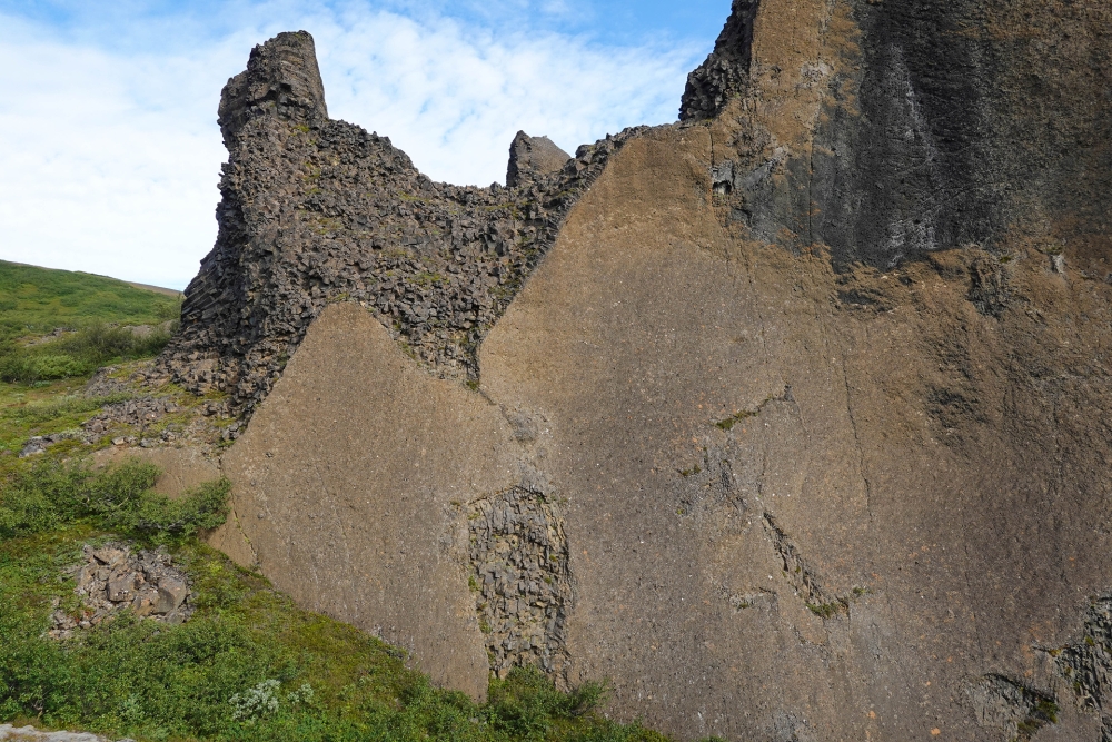 Noch Reste der äußeren Vulkanhülle sind am Rauðhólar erhalten - auf unserer Trekkingtour entlang der Jökulsárgljúfur (Nordisland)