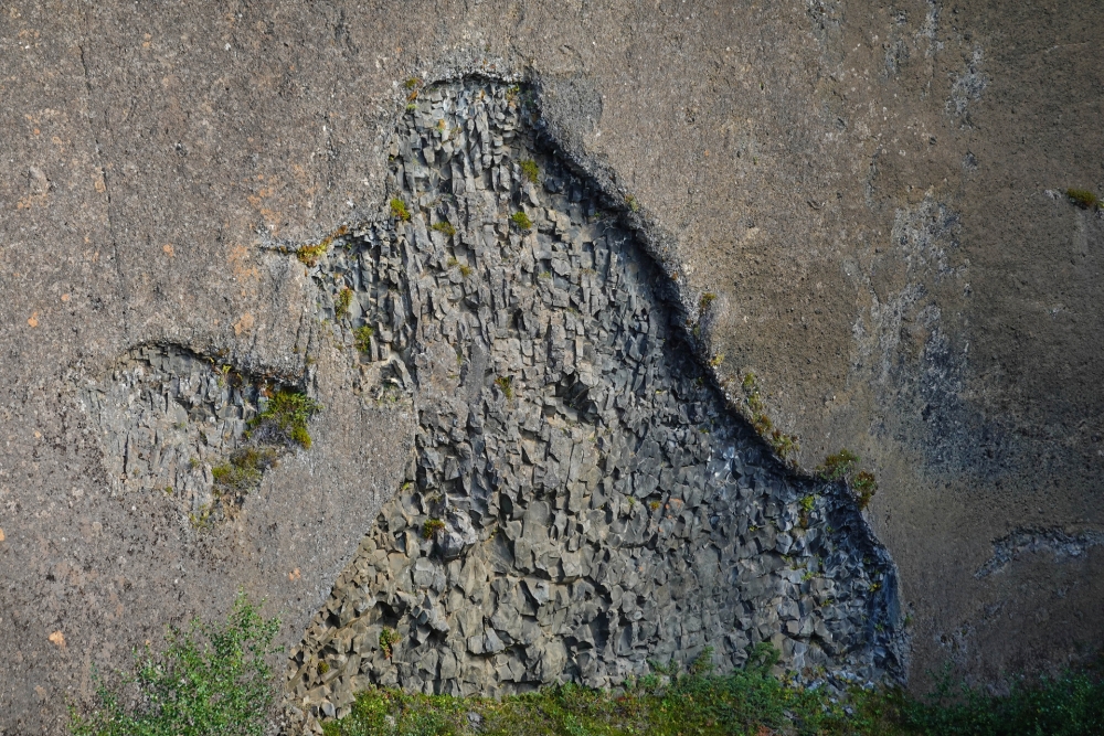 Wie Putz bröckelt das Lockermaterial von den Schlotfüllungen - am Rauðhólar - auf unserer Trekkingtour entlang der Jökulsárgljúfur (Nordisland)