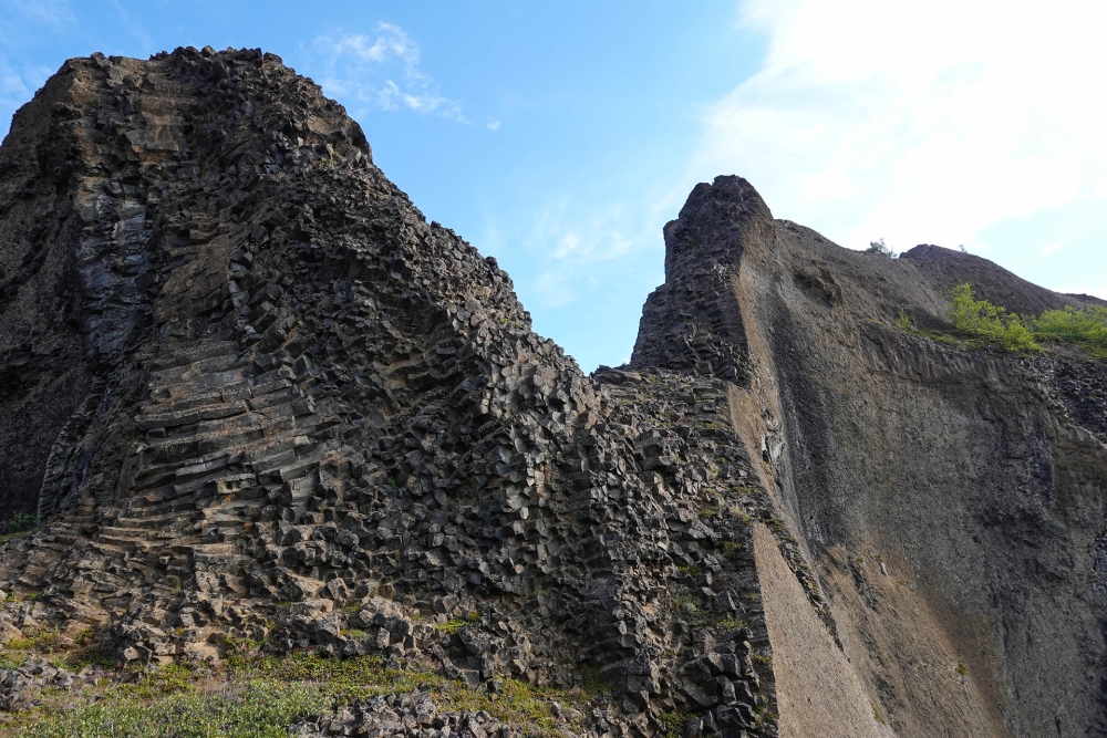 Beide Schichten gut zu erkennen; basaltischer Kern und Tephra-Mantel - am Rauðhólar - auf unserer Trekkingtour entlang der Jökulsárgljúfur (Nordisland)