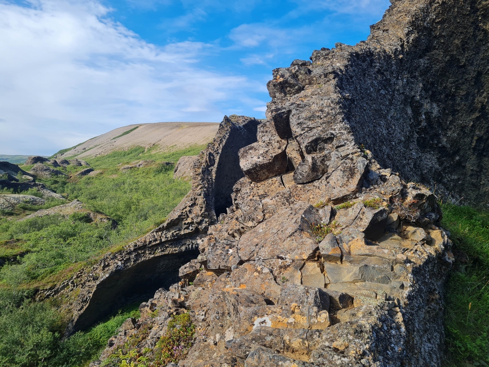 Dicke Schollen lösen sich von den Schlotfüllungen - am Rauðhólar - auf unserer Trekkingtour entlang der Jökulsárgljúfur (Nordisland)