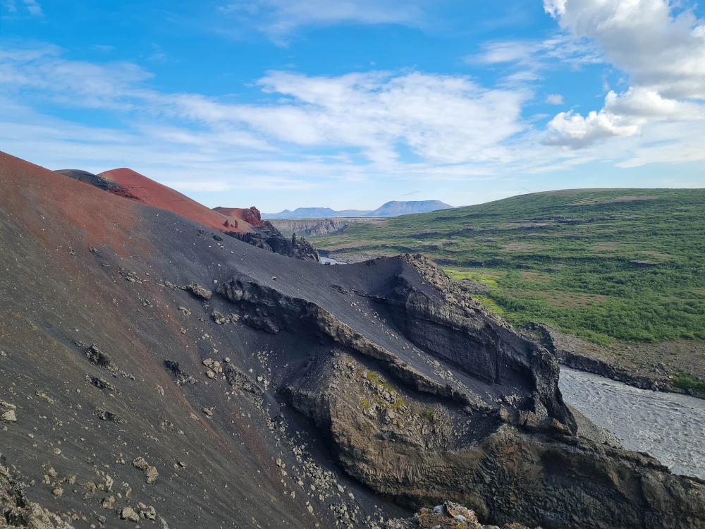 Schwarz-rote Tephra am Rauðhólar - auf unserer Trekkingtour entlang der Jökulsárgljúfur (Nordisland)