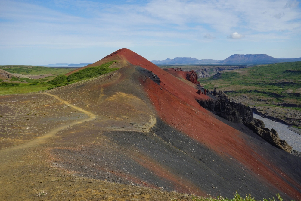 Der Rauðhólar macht seinem Namen alle Ehre! - auf unserer Trekkingtour entlang der Jökulsárgljúfur (Nordisland)