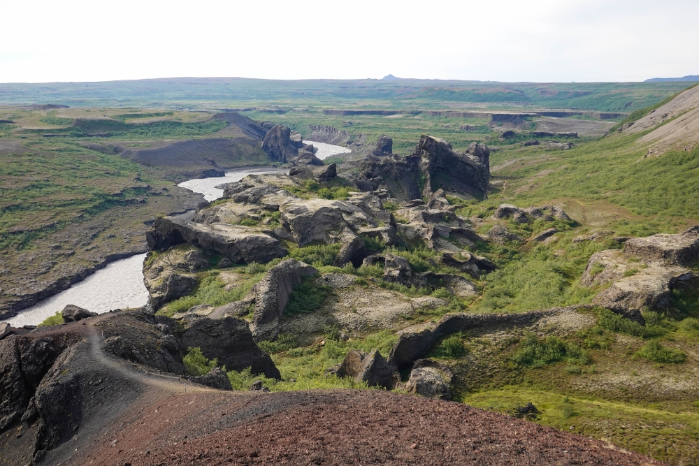 Blick vom Rauðhólar zurück auf die Hljóðaklettar - auf unserer Trekkingtour entlang der Jökulsárgljúfur (Nordisland)