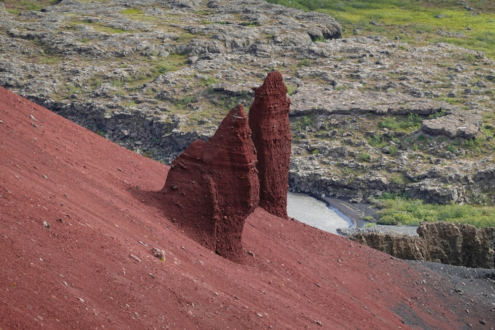 "Schlimm ist der, der Schlimmes denkt!" - Gesteinsgebilde am Rauðhólar - auf unserer Trekkingtour entlang der Jökulsárgljúfur (Nordisland)
