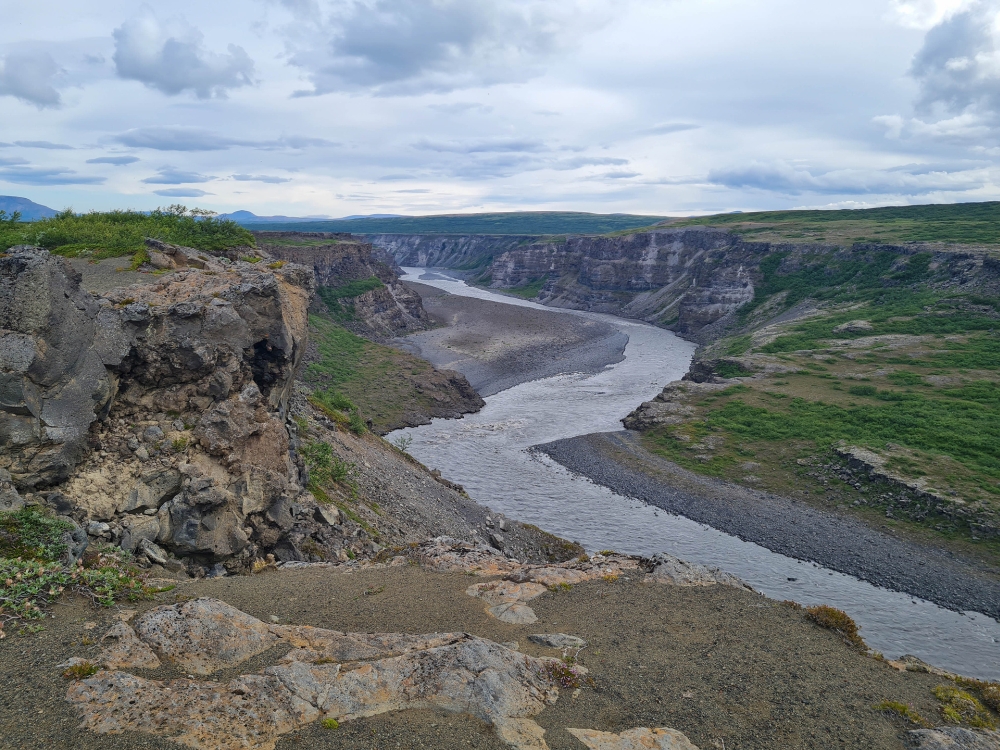 An der Schluchtkante weiter zum Kúahvammur - auf unserer Trekkingtour entlang der Jökulsárgljúfur (Nordisland)