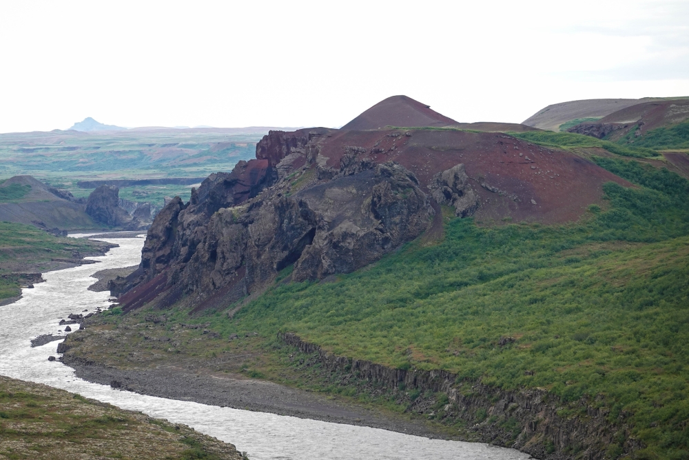Blick zurück auf die rote Hügelkette des Rauðhólar - auf unserer Trekkingtour entlang der Jökulsárgljúfur (Nordisland)