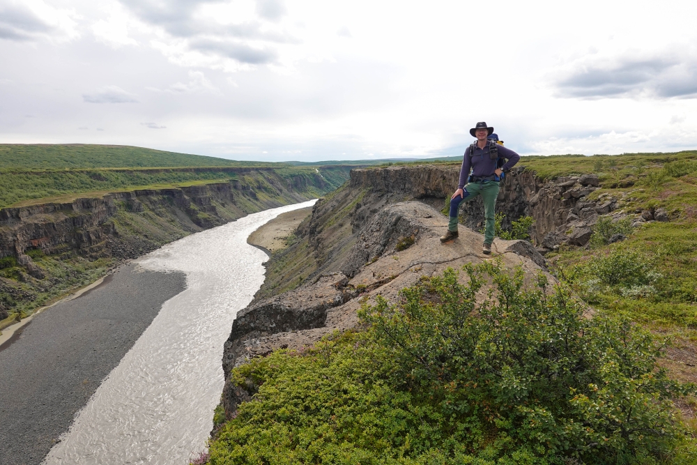 An der Schluchtkante weiter zum Kúahvammur - auf unserer Trekkingtour entlang der Jökulsárgljúfur (Nordisland)