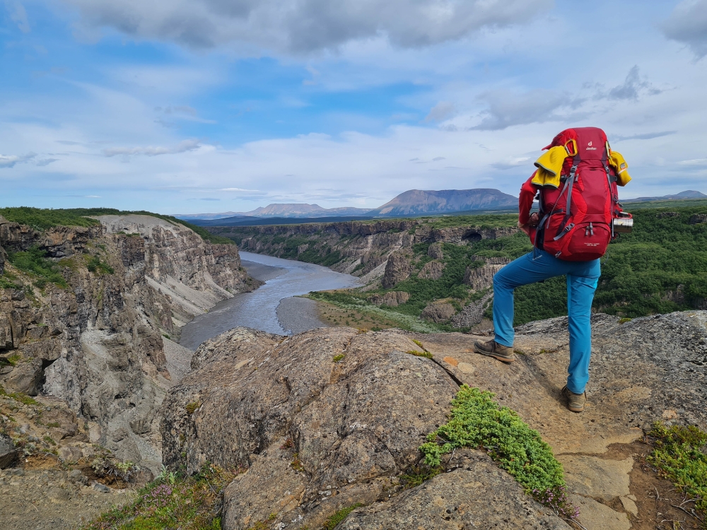 Ich am Aussichtspunkt Kúahvammur - auf unserer Trekkingtour entlang der Jökulsárgljúfur (Nordisland)