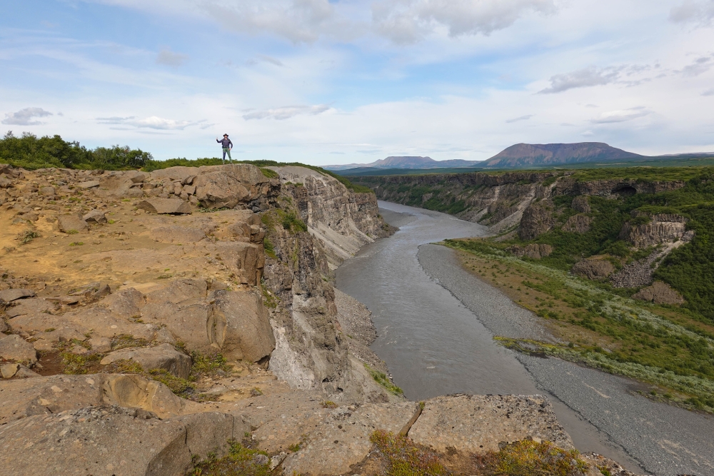 Flo am Aussichtspunkt Kúahvammur über der Jökulsá - auf unserer Trekkingtour entlang der Jökulsárgljúfur (Nordisland)