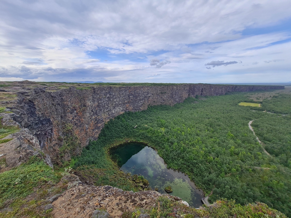 Blick vom Aussichtspunkt Klappir auf die Hufeisenschlucht bei Ásbyrgi - auf unserer Trekkingtour entlang der Jökulsárgljúfur (Nordisland)