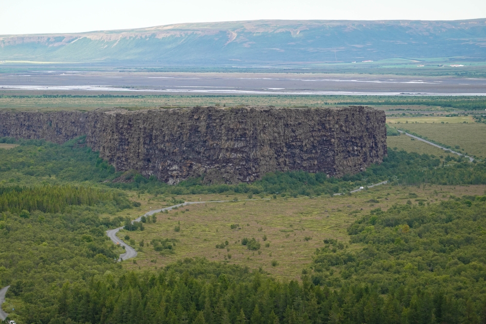 Die Basaltformation Eyjan am nördlichen Ende der Hufeisenschlucht bei Ásbyrgi - auf unserer Trekkingtour entlang der Jökulsárgljúfur (Nordisland)