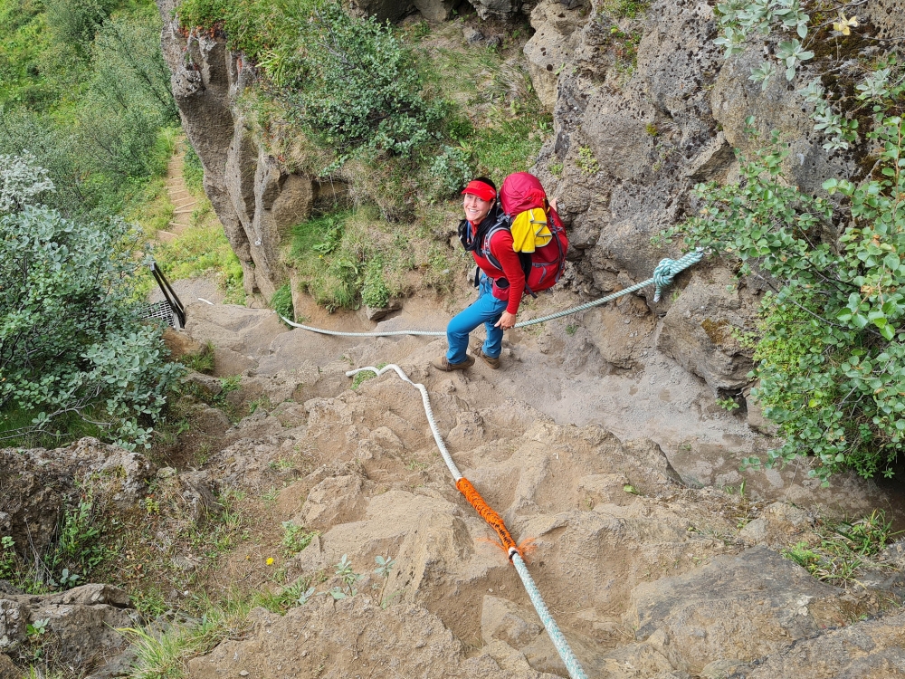 Abstieg über Taue in die Nebenschlucht Tófugjá bei Ásbyrgi - auf unserer Trekkingtour entlang der Jökulsárgljúfur (Nordisland)