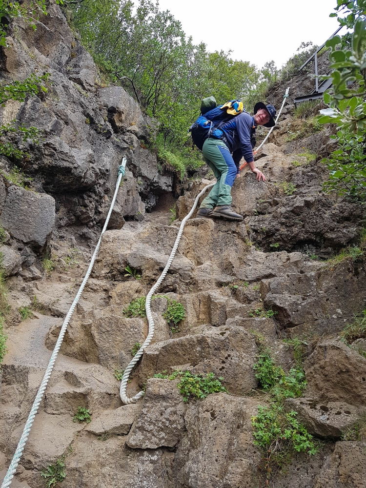 Abstieg über Taue in die Nebenschlucht Tófugjá bei Ásbyrgi - auf unserer Trekkingtour entlang der Jökulsárgljúfur (Nordisland)