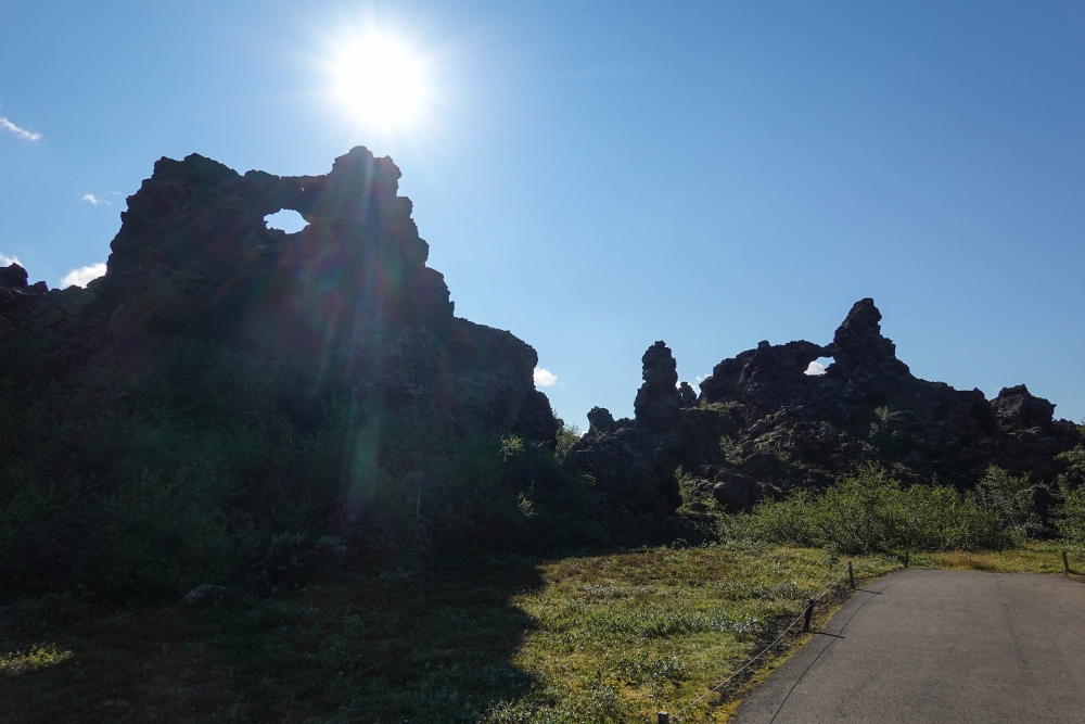 Wer küsst hier wen? Troll die Elfe? Oder doch eher Wildsau das Hausschwein? - die Dimmuborgir am Mývatn (Nordisland)