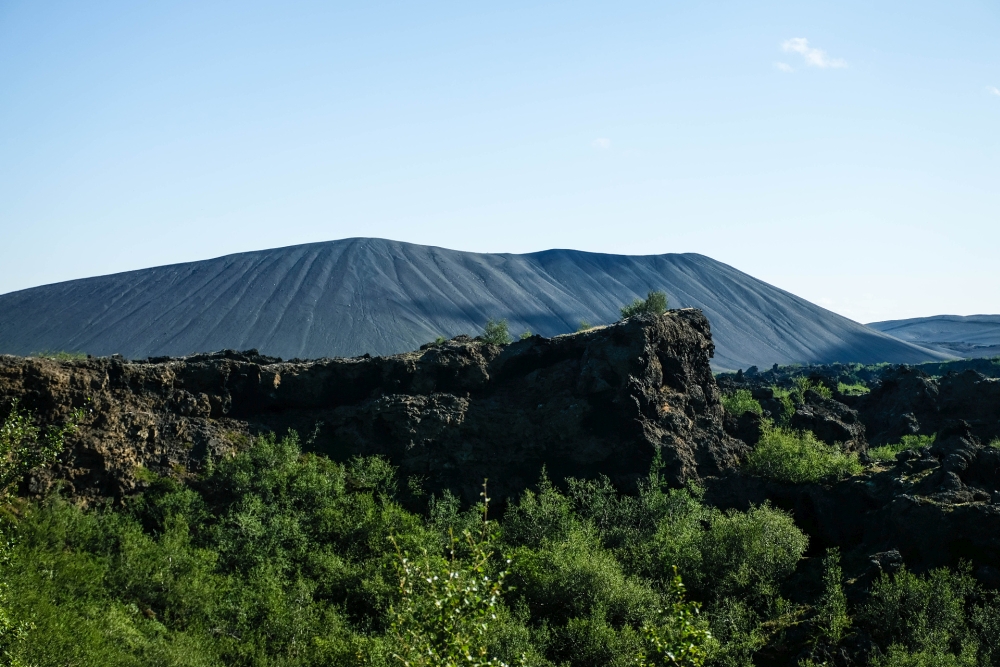 Blick von den Dimmuborgir am Mývatn auf den Tuffring Hverfjall (Nordisland)
