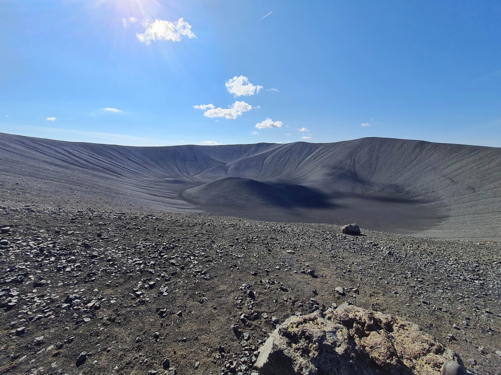 Blick vom Kraterrand ins Innere des Ringwalls - der Hverfjall am Mývatn (Nordisland)