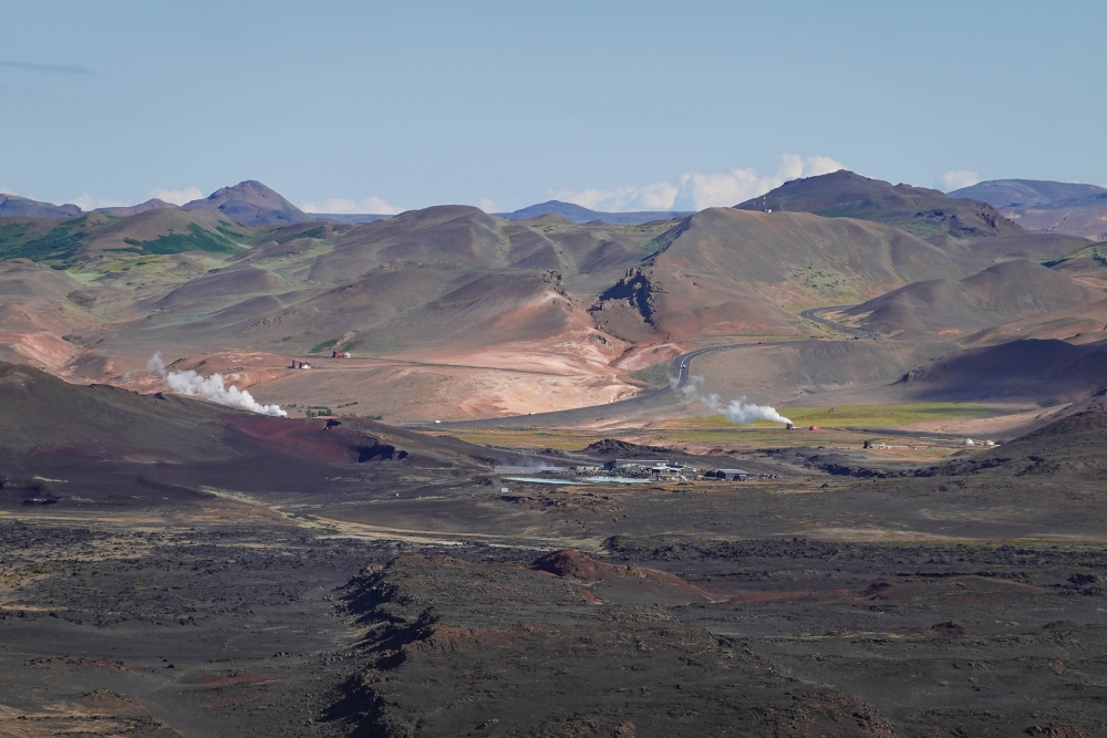 Blick vom Kraterrand des Hverfjalls nach Norden zur Badelagune Jarðböðin (Nordisland)