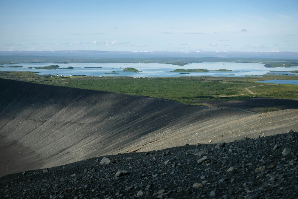 Blick vom Kraterrand des Ringwalls Hverfjall auf den Mývatn (Nordisland)