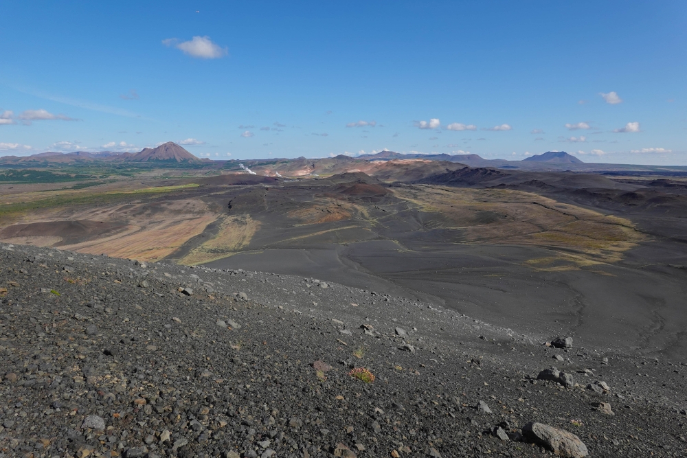 Blick vom Kraterrand des Hverfjalls nach Norden bis zum Krafla-Gebiet (Nordisland)
