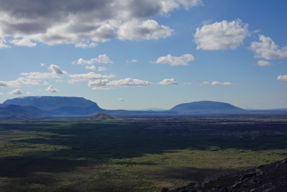 Blick vom Kraterrand des Hverfjalls nach Süden auf die 2 Monolithen Bláfjall und Sellandafjall (Nordisland)