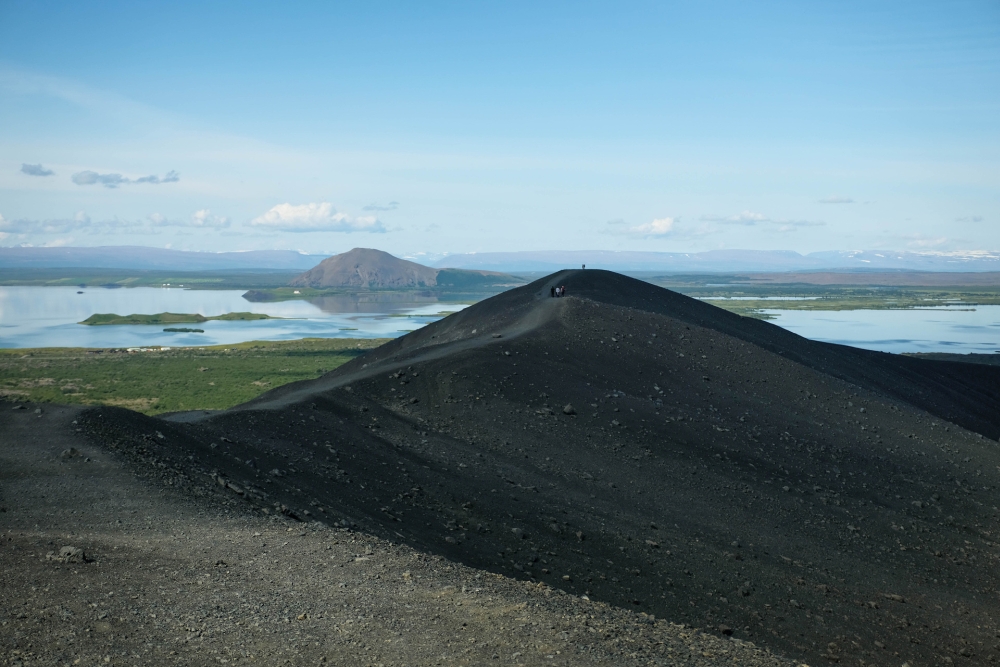 Blick vom Kraterrand des Ringwalls Hverfjall auf den Mývatn (Nordisland)