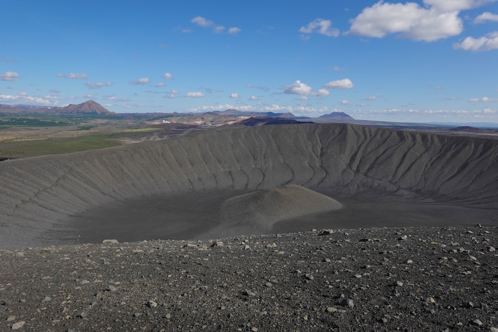 Blick ins Innere des gigantischen Tuffrings Hverfjall am Mývatn (Nordisland)