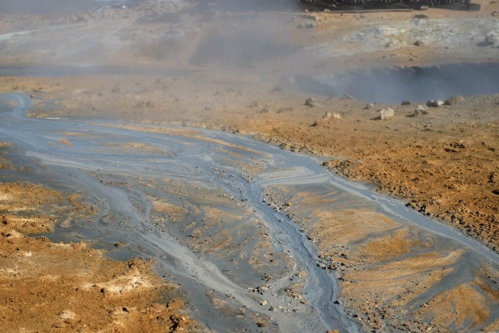 Kochend heiße Bäche durchziehen das Solfatarenfeld Hverir bei Námaskarð am Mývatn (Nordisland)