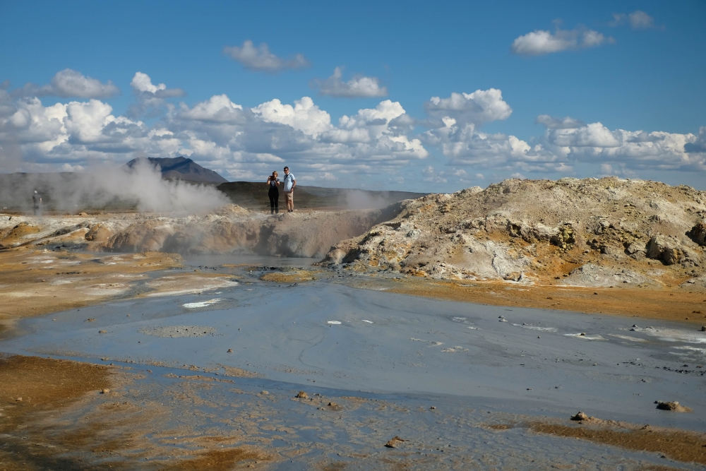 Kochend heiße Bäche durchziehen das Solfatarenfeld Hverir bei Námaskarð am Mývatn (Nordisland)