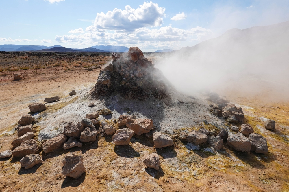 Zischende Fumarolen auf dem Solfatarenfeld Hverir bei Námaskarð am Mývatn (Nordisland)