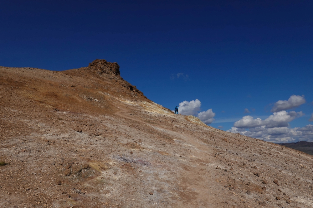 Kurz vorm Gipfel des Námafjall am Solfatarenfeld Hverir bei Námaskarð (Nordisland)