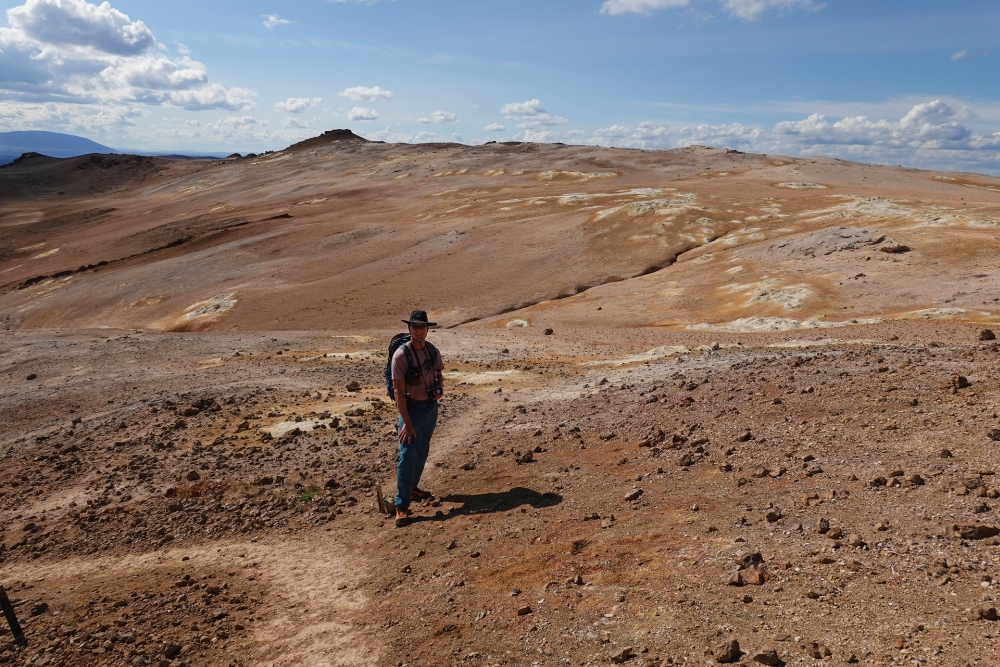 Auf dem Rücken des Námafjall am Solfatarenfeld Hverir bei Námaskarð (Nordisland)