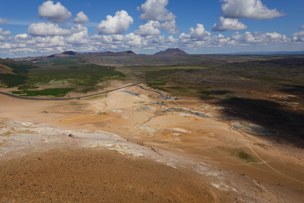 Blick vom Gipfel des Námafjall auf das Solfatarenfeld Hverir bei Námaskarð und weiter nördlich Richtung Krafla-Gebiet (Nordisland)