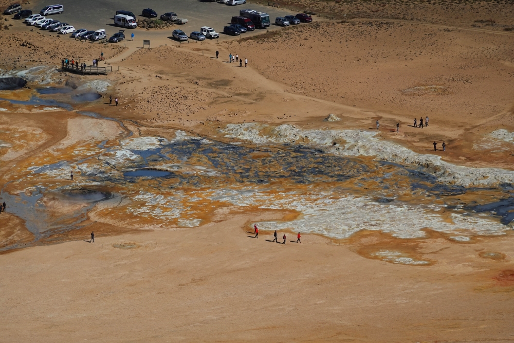 Blick vom Gipfel des Námafjall auf das Solfatarenfeld Hverir bei Námaskarð (Nordisland)