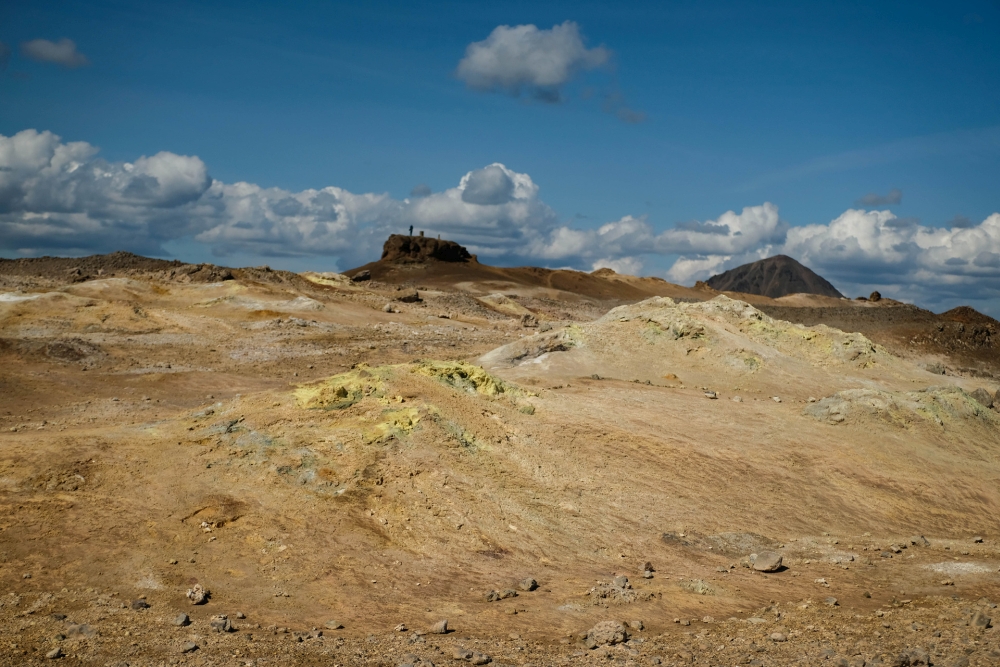Schwefelablagerungen auf dem Gipfel des Námafjall am Solfatarenfeld Hverir bei Námaskarð (Nordisland)
