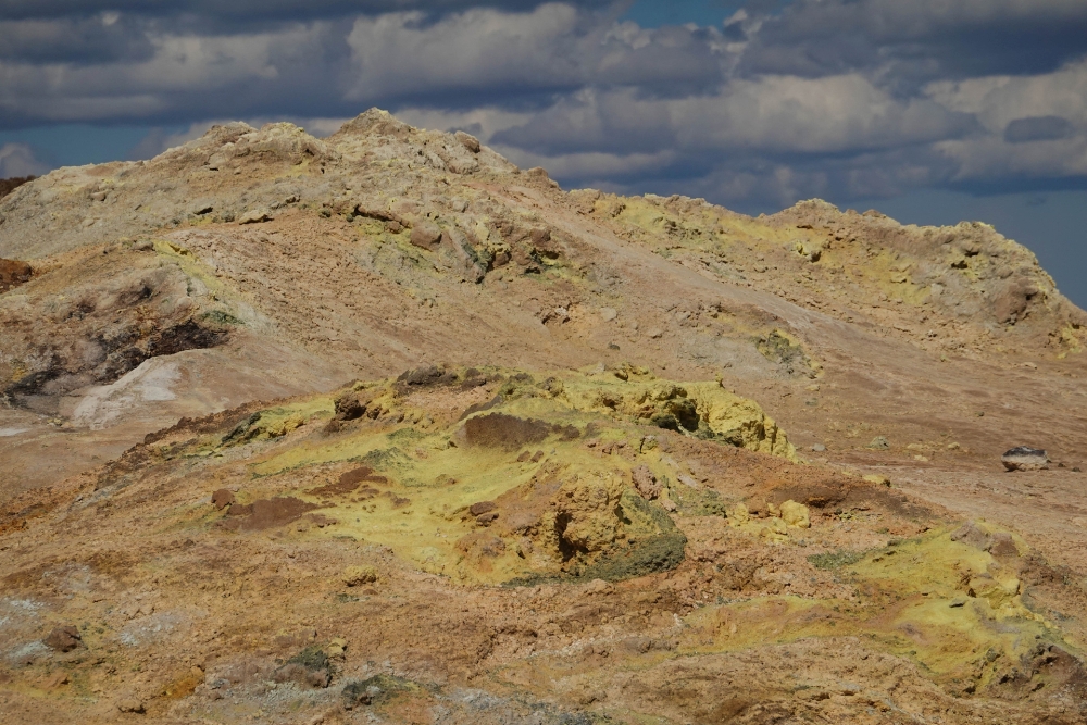 Schwefelablagerungen auf dem Gipfel des Námafjall am Solfatarenfeld Hverir bei Námaskarð (Nordisland)