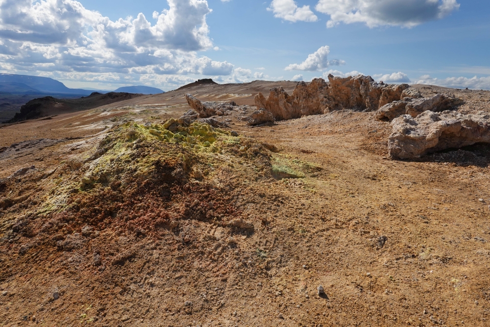 Schwefel - und Eisenablagerungen auf dem Gipfel des Námafjall am Solfatarenfeld Hverir bei Námaskarð (Nordisland)