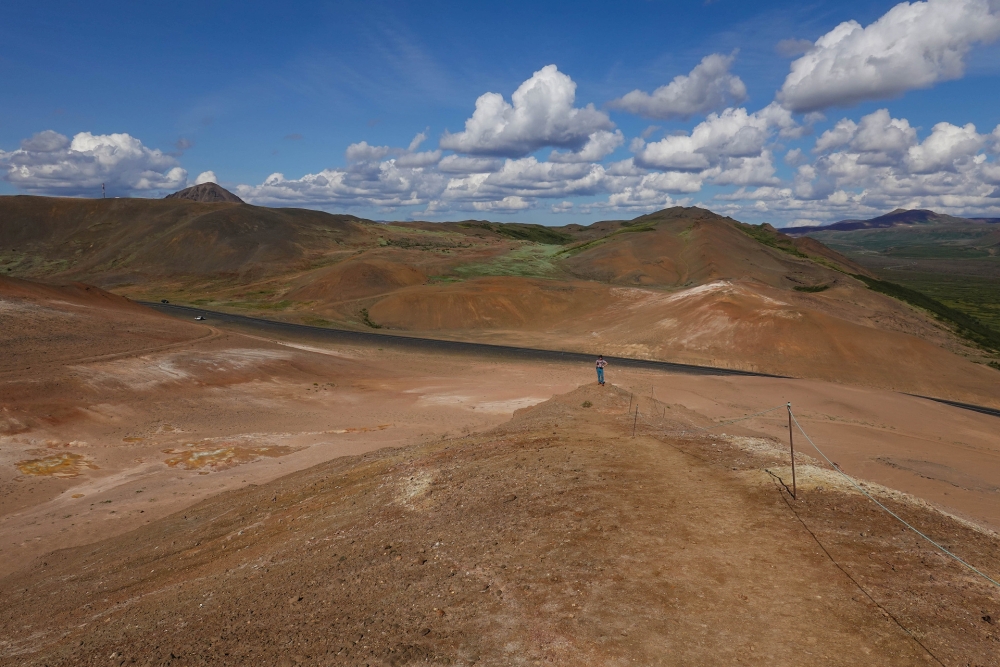 Blick beim Abstieg vom Námafjall Richtung Norden auf den Pass Námaskarð (Nordisland)