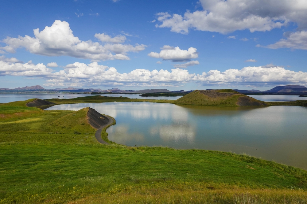 Blick vom Rand eines Pseudokraters von Skútustaðir auf den Mývatn (Nordisland)