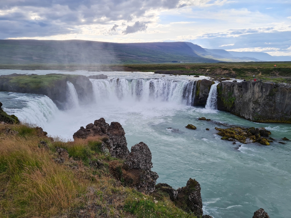 Goðafoss vom linken Ufer aus gesehen (Nordisland)