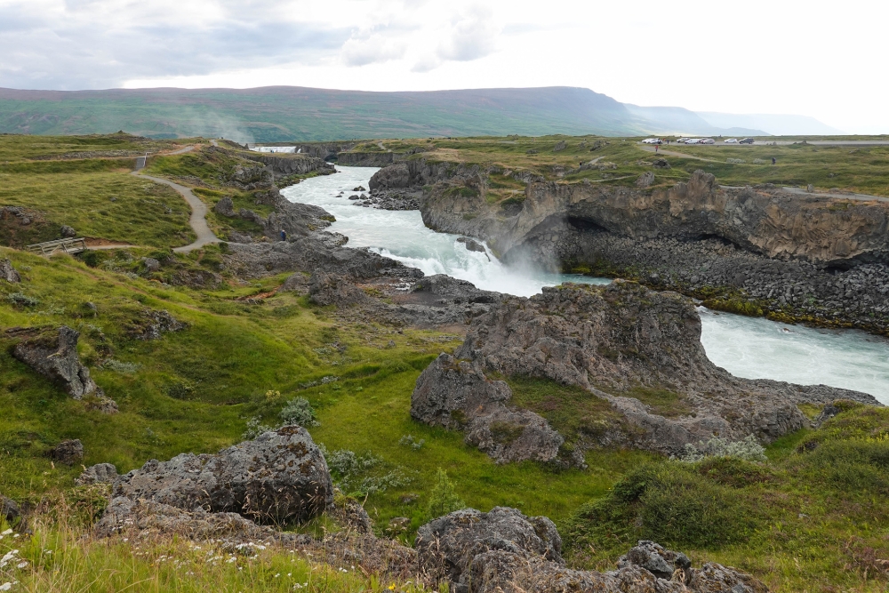 Blick vom linken Ufer auf den Goðafoss und die Schlucht des Skjálfandafljóts (Nordisland)