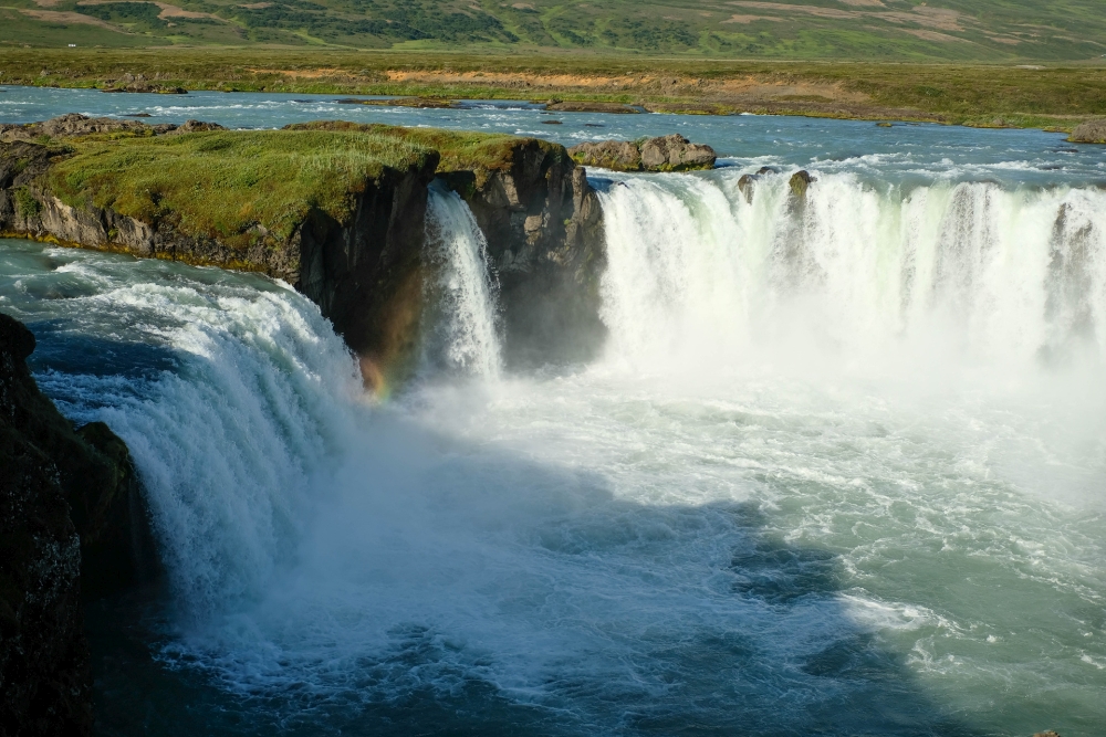 Blick vom linken Ufer hinab in den Goðafoss (Nordisland)