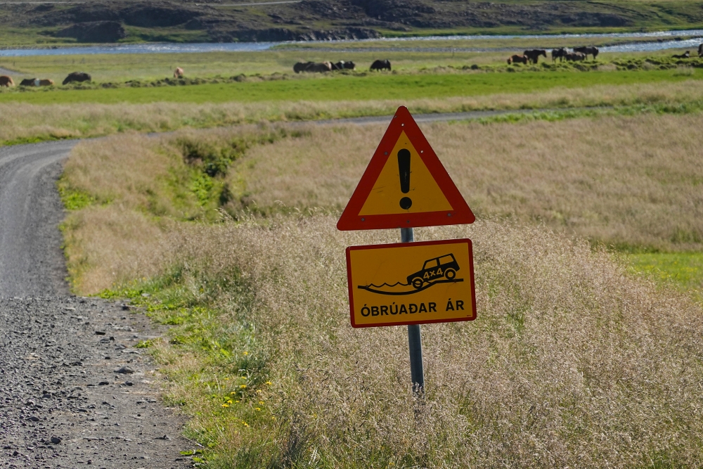 Typisches Furt-Warnschild auf einer Hochlandpiste - hier der Sprengisandur (Nordisland)