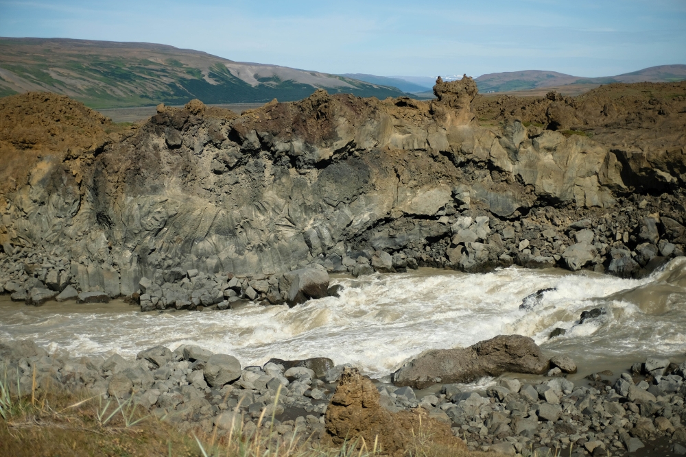 Rechtecke, Steinblumen, Sandburgen - der Fels nimmt im Skjálfandafljót die sonderbarsten Formen an (Nordisland)