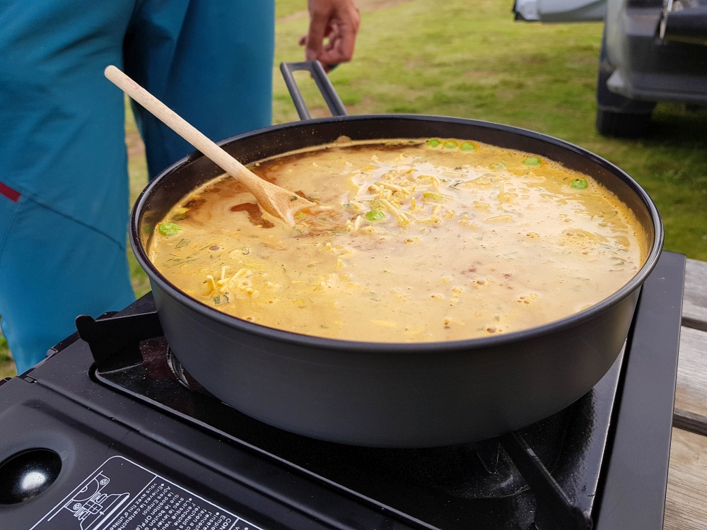 Im Freien schmeckt alles - Abendessen in Kirkjuhvammur auf Vatnsnes (Nordisland)