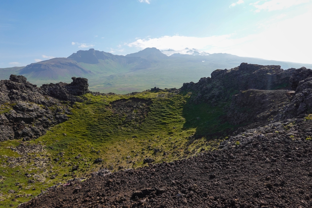Blick vom Saxhóle-Krater auf den Snæfellsjökull - an der Westküste von Snæfellsnes (Island)