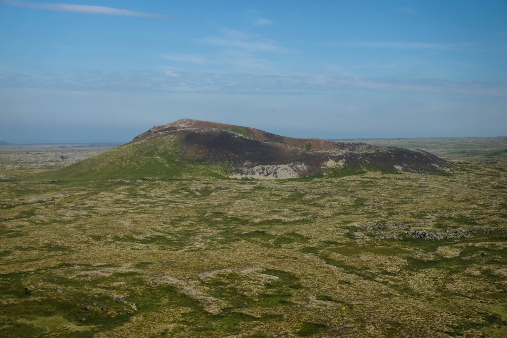 Blick vom Saxhóle-Krater über das Neshraun auf einen weiteren Krater - an der Westküste von Snæfellsnes (Island)