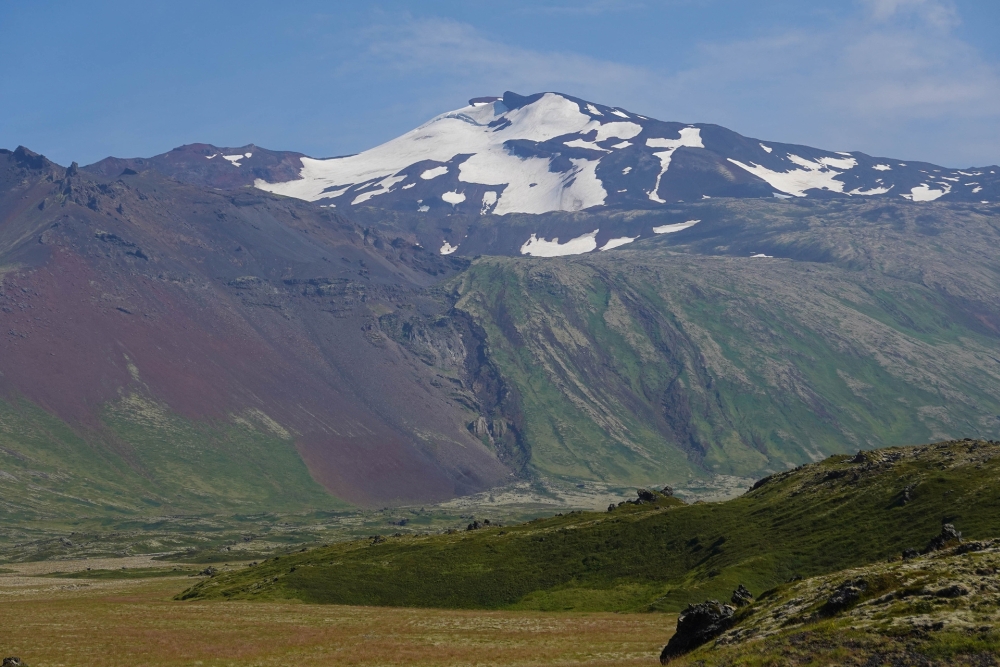Man sieht richtig, wo die Lava am Snæfellsjökull hinabgelaufen ist - an der Westküste von Snæfellsnes (Island)