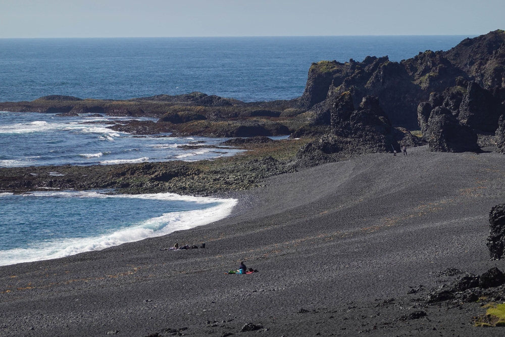 Blick auf den Djúpalónssandur bis hin zum Labyrinth - in der Bucht von Dritvík - Westküste von Snæfellsnes (Island)