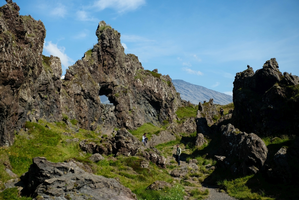 Lochfelsen auf dem Weg zum Djúpalónssandur in der Bucht von Dritvík - Westküste von Snæfellsnes (Island)